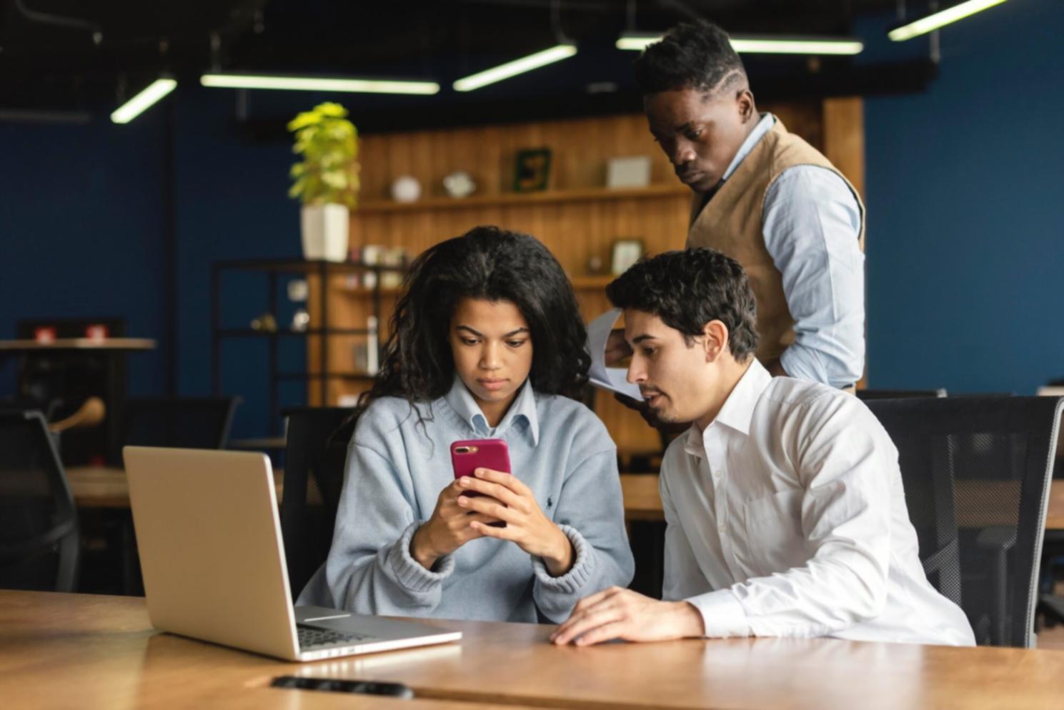 Espace de formation moderne avec participants engagés dans un atelier pratique