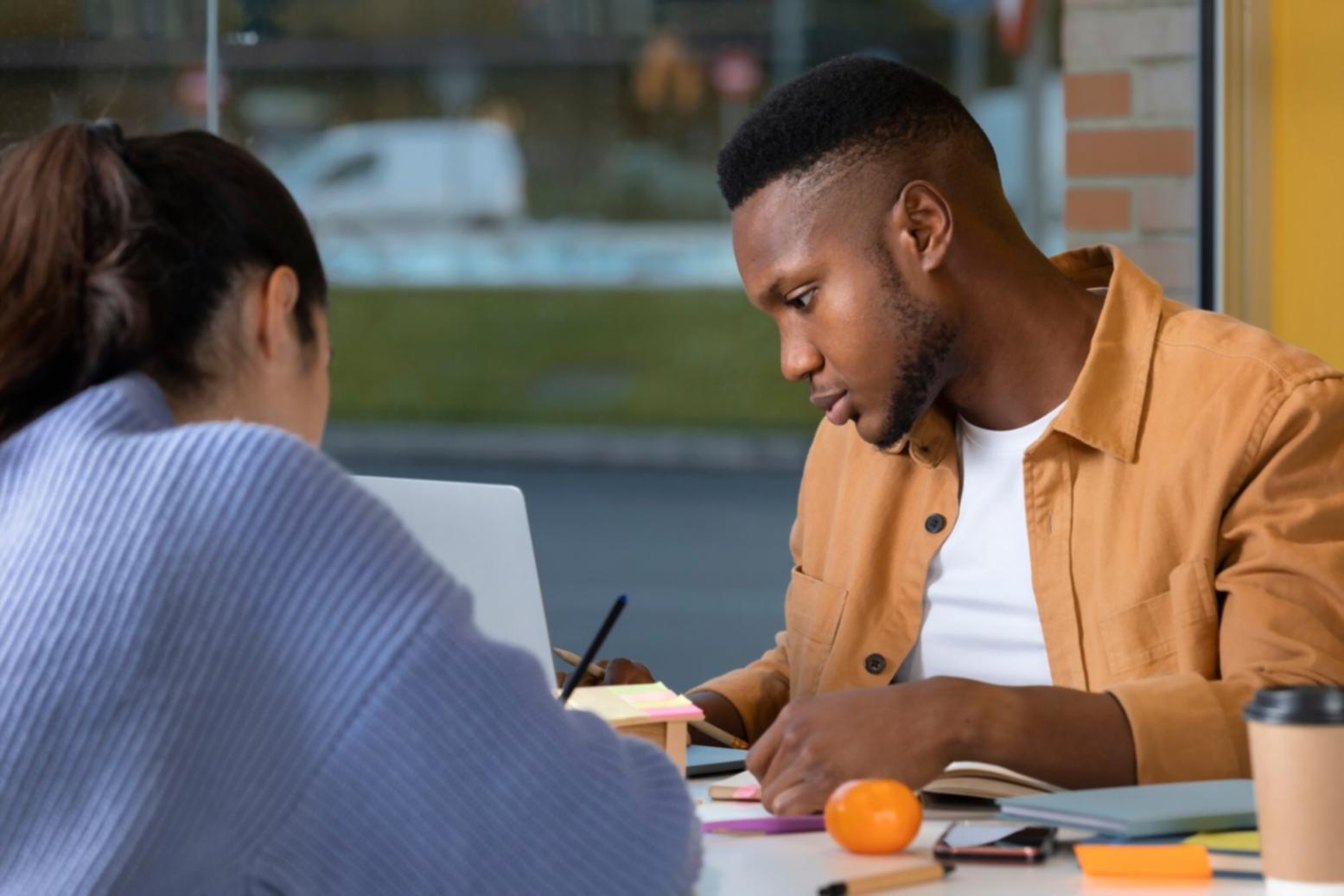 Session de travail en groupe sur l'analyse financière