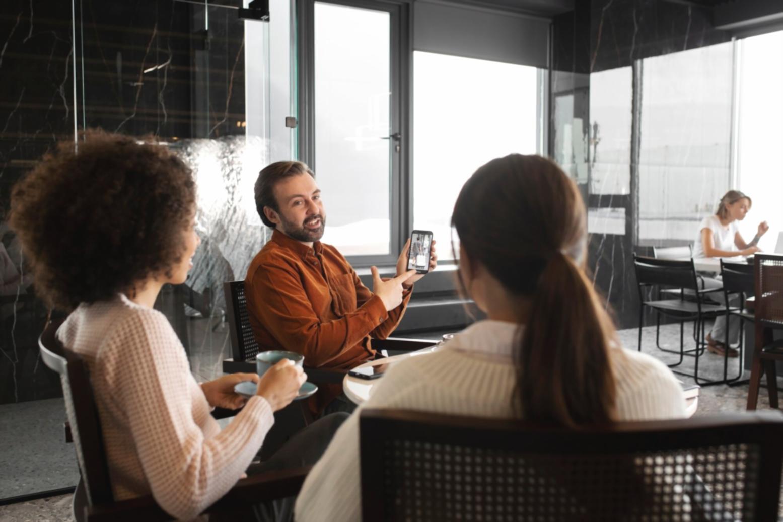 Séance de formation avec analyse de documents financiers